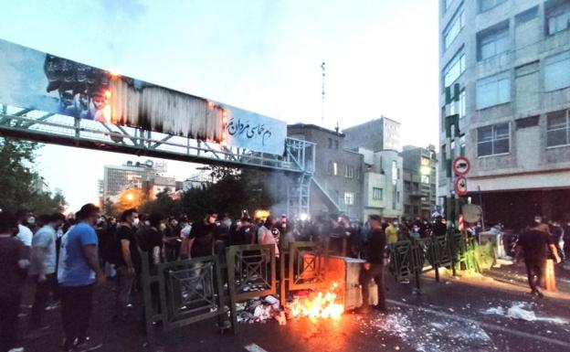 Manifestantes montan una barricada en una calle de Teherán. 