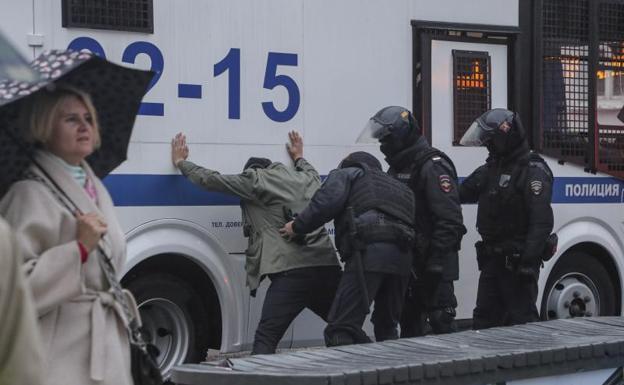 La Policía arresta a un manifestante en el centro de Moscú. /MAXIM SHIPENKOV