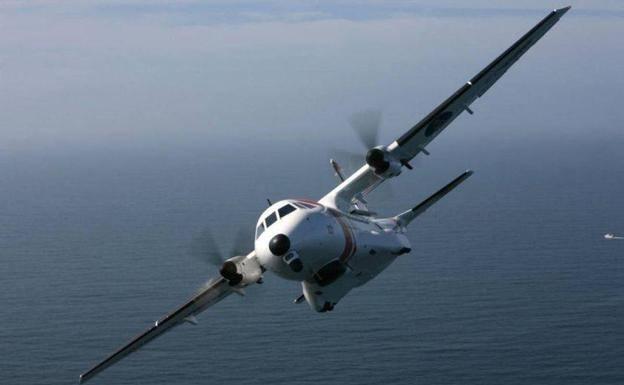 Un avión de Salvamento busca a dos pateras en aguas próximas a Canarias