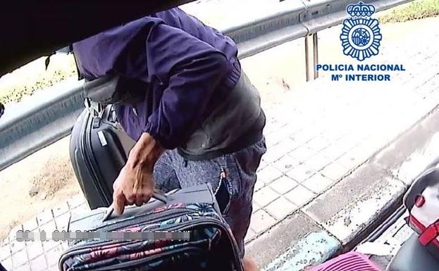 Detenido tras robar equipajes en la guagua del aeropuerto