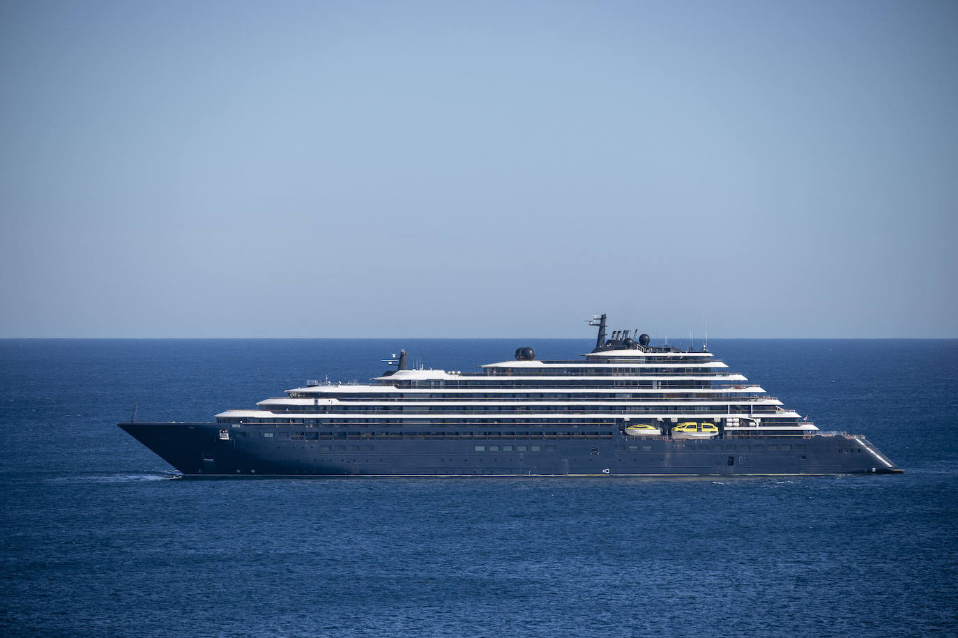 Imagen del crucero 'Evrima', en la bahía santanderina esta semana. 