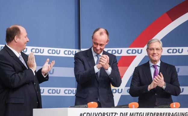 Friedrich Merz (en el centro), junto a sus compañeros de la CDU Helge Braun (izquierda) y Norbert Roettgen (derecha), en una imagen de diciembre de 2021./efe