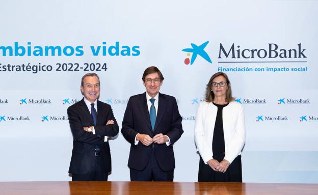Juan Carlos Gallego, presidente de MicroBank; José Ignacio Goirigolzarri, presidente de CaixaBank; y Cristina González Viu, directora general de MicroBank. 