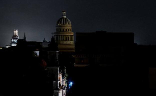El edificio Capitolio Nacional, en La Habana, completamente a oscuras este martes por la noche, tras el paso del huracán Ian./YAMIL LAGE / AFP