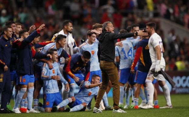 Luis Enrique celebra junto a sus jugadores la victoria en Portugal./Pedro Nunes / reuters