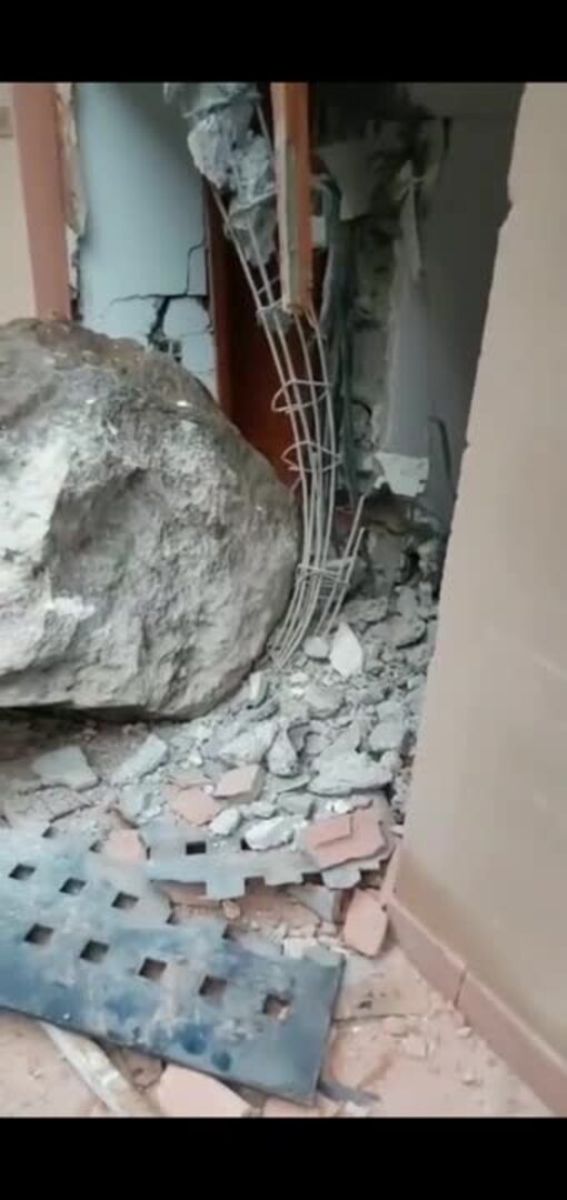 Se desprende una piedra de gran tamaño y cae en una habitación de un complejo establecimiento en Mogán