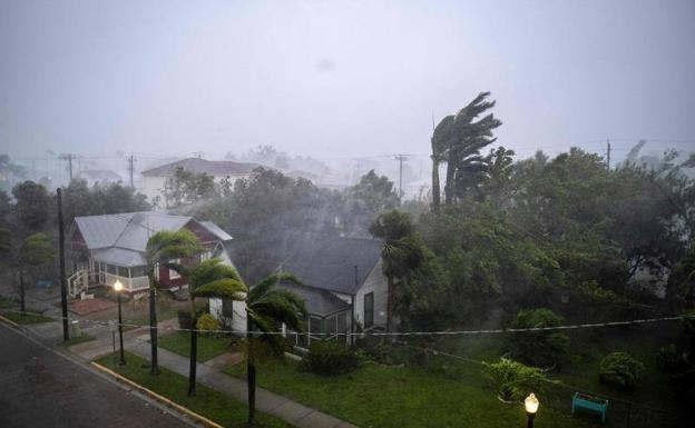 El huracán Ian ha arrasado este jueves Florida, con rachas de hasta 250 kilómetros por hora, como en esta imagen, tomada en la localidad de Punta Gorda.