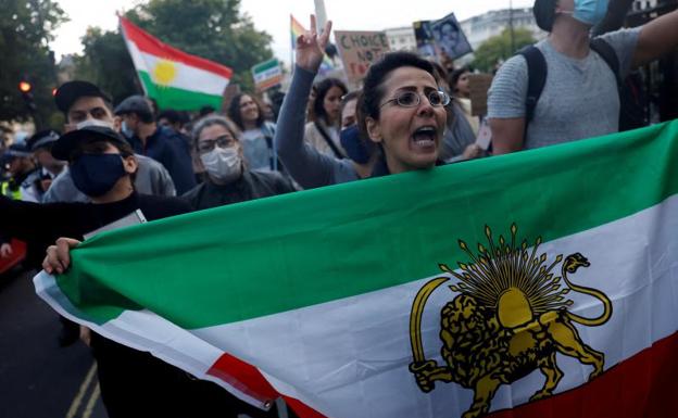 Un grupo de personas protestan en las calles de Londres por la muerte de la joven kurda Mahsa Amini./REUTERS