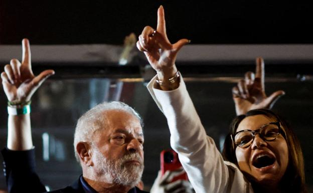 Lula celebra su victoria junto a su esposa, Rosangela da Silva./EFE / REUTERS