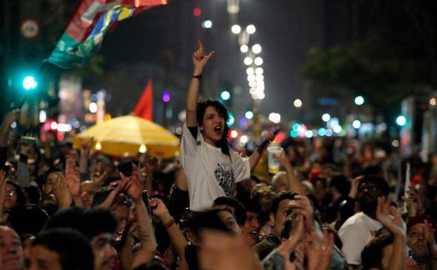 Simpatizantes de Lula celebran su victoria en las calles de Sao Paulo formando una 'L' con las manos, símbolo del exmandatario.