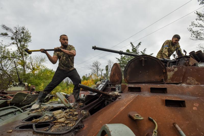 Dos soldados ucranianos desmantelan un carro de combate ruso/efe
