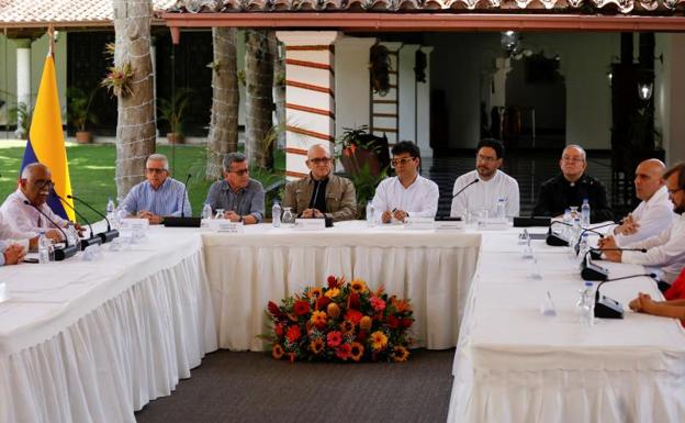 Miembros del Gobierno colombiano y del ELN, este martes en Caracas. 