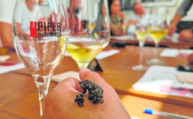 Imagen de la degustación de caviar celebrada en Lanzarote con restauradores y gourmets.