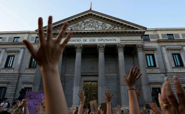 Manifestación ante el Congreso de los Diputados en abril de 2018 por la puesta en libertad de los cinco miembros de 'La manada', condenados por la agresión sexual en grupo a una joven en Pamplona. /Reuters