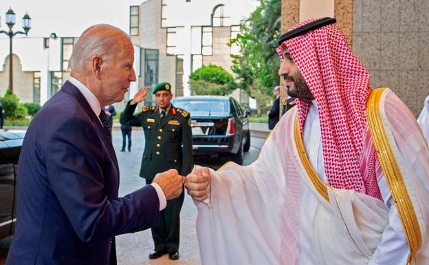 Joe Biden y Bin Salmán se saludan durante la visita del presidente estadounidense a territorio saudí el pasado julio. /afp