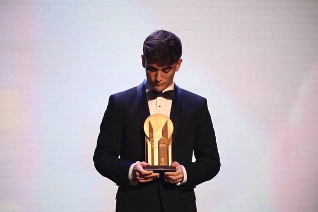Gavi, centrocampista del Barcelona, sujeta el Trofeo Kopa que le acredita como mejor futbolista menor de 21 años en la temporada 2021-22. 