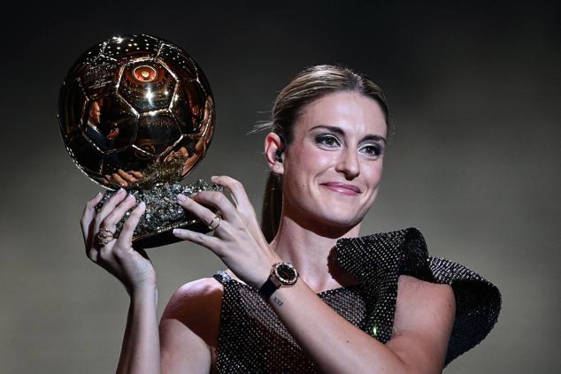 La española Alexia Putellas levanta el Balón de Oro femenino, trofeo que distingue a la jugadora del Barça como mejor futbolista del mundo por segundo año consecutivo. 