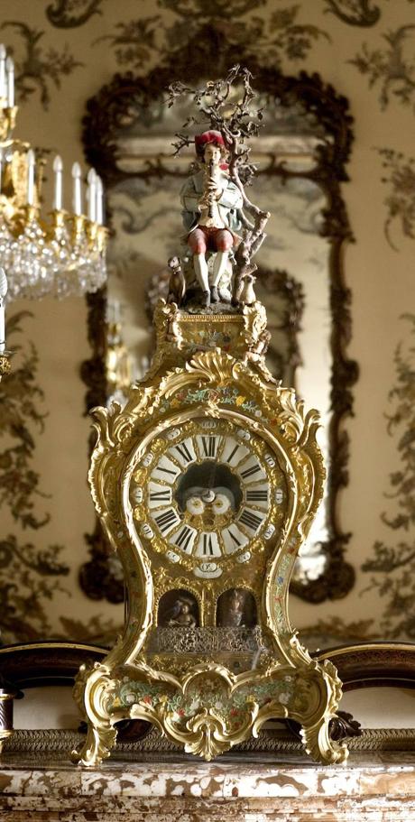 Vista detallada de El Pastor, uno de los relojes de la colección del Palacio Real de Madrid.
