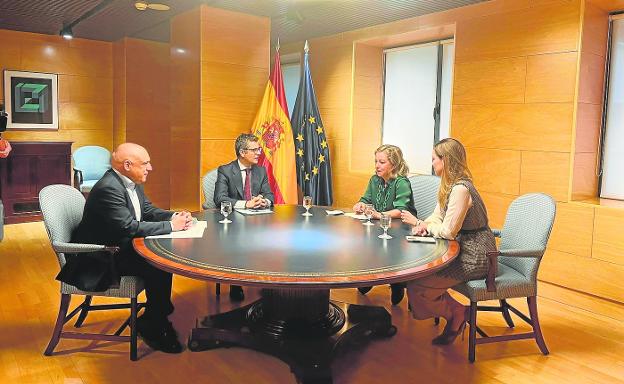 Imagen de la reunión que las dos diputadas de CC, Ana Oramas y María Fernández, mantuvieron con el ministro Bolaños el 19 de octubre. / C7