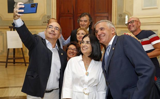 La ministra Darias posa con el rector Lluís Serra (d) , y el gerente de la ULPGC, Roberto Moreno (i)./ EFE/ Elvira Urquijo A.