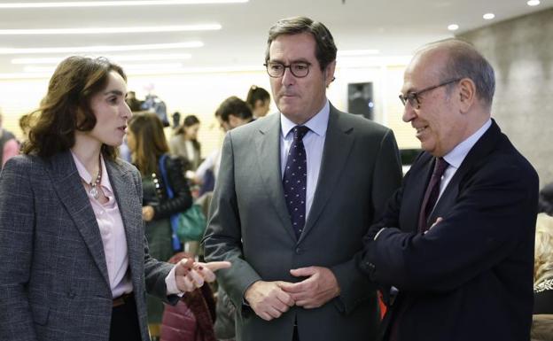 El presidente de la CEOE, Antonio Garamendi (c), a su llegada a un almuerzo-coloquio Club del siglo XXI. /EFE