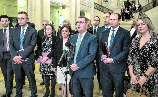 El líder del DUP, Jeffrey Donaldson, este jueves en Belfast durante una comparecencia, rodeado de miembros de su partido.