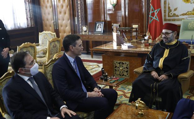 Imagen de la visita de Pedro Sánchez a Mohamed VI en abril, con la que se retomaron las relaciones diplomáticas. /EFE