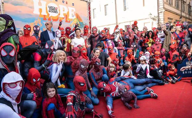 Legendary Spider-Man artist John Romita Jr. (in white t-shirt) surrounded by fans in Lucca.
