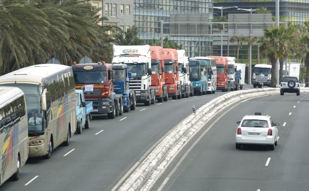 Imagen de una de las últimas convocatorias de paro de los transportistas en Canarias. En marzo cuando la iban secundar se descovoncó pero el paro nacional tuvo impacto en las islas. / ARCADIO SUÁREZ