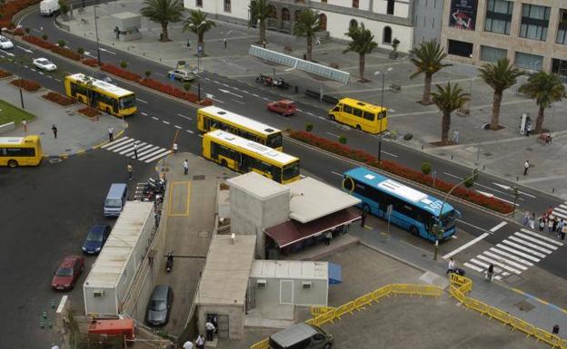 Vehículos de Guaguas Municipales y de Global en una calle de la capital grancanaria. 