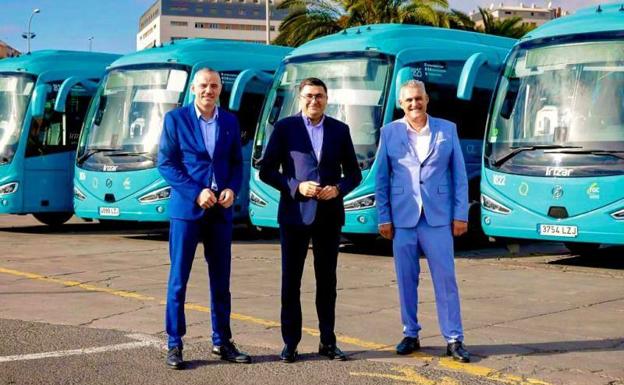 El consejero de Movilidad del Cabildo, Miguel Ángel Pérez (centro), con directivos de Global. 