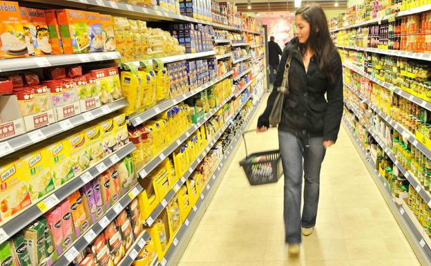 Una mujer hace la compra en un supermercado de Dusseldorf. /AP