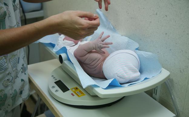 Un recién nacido en el Materno Infantil de Gran Canaria. /c7