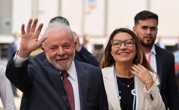 Lula da Silva, junto a la ministra de Medio Ambiente de Brasil, visita la COP27 en Sharm El-Sheik. /Reuters