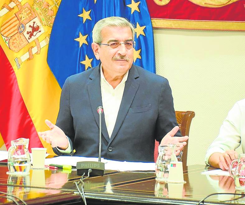 The Minister of Finance, Román Rodríguez. 