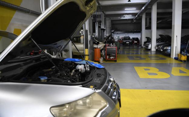 Los talleres están tardando entre 15 y 20 días en dar cita para reparar un vehículo. En la imagen, el taller de Electromecánica Todoauto. /Juan Carlos alonso