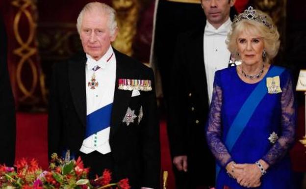 El Rey Carlos III y la Reina Consorte, Camilla, durante el Banquete de Estado celebrado en el Palacio de Buckingham.