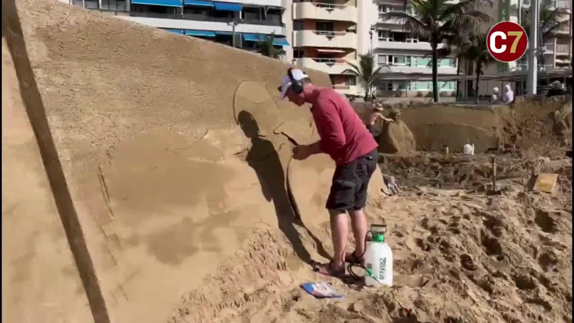 Los escultores trabajan en el 17 belén de arena de Las Canteras