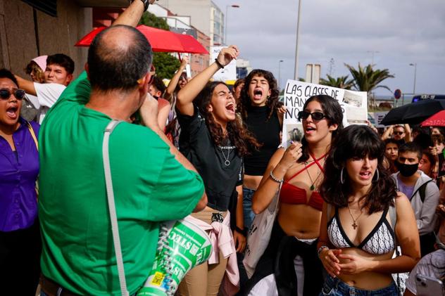 La Escuela de Arte y Superior de Diseño de Gran Canaria sale a la calle a protestar 