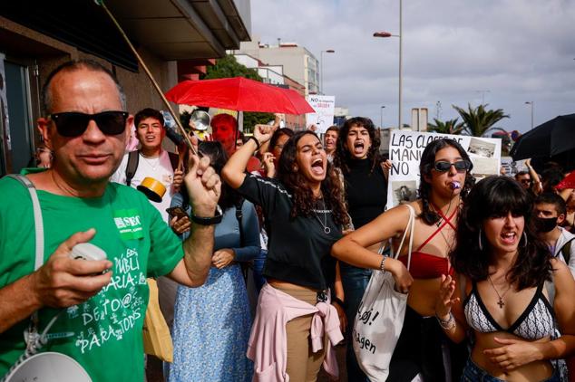 La Escuela de Arte y Superior de Diseño de Gran Canaria sale a la calle a protestar 