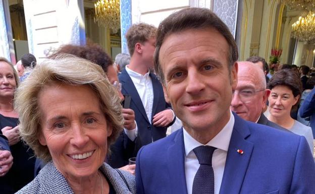 Caroline Cayeaux, junto al presidente francés, Emmanuel Macron, en una imagen de archivo. /Twitter