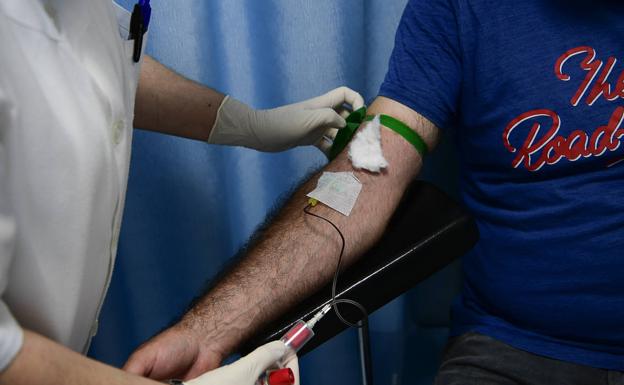Un sanitario toma una muestra de sangre. 