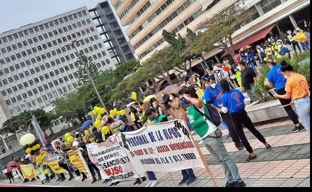 Imagen de archivo de protestas de empleados públicos ante la sede del Gobierno canario en la capital grancanaria.