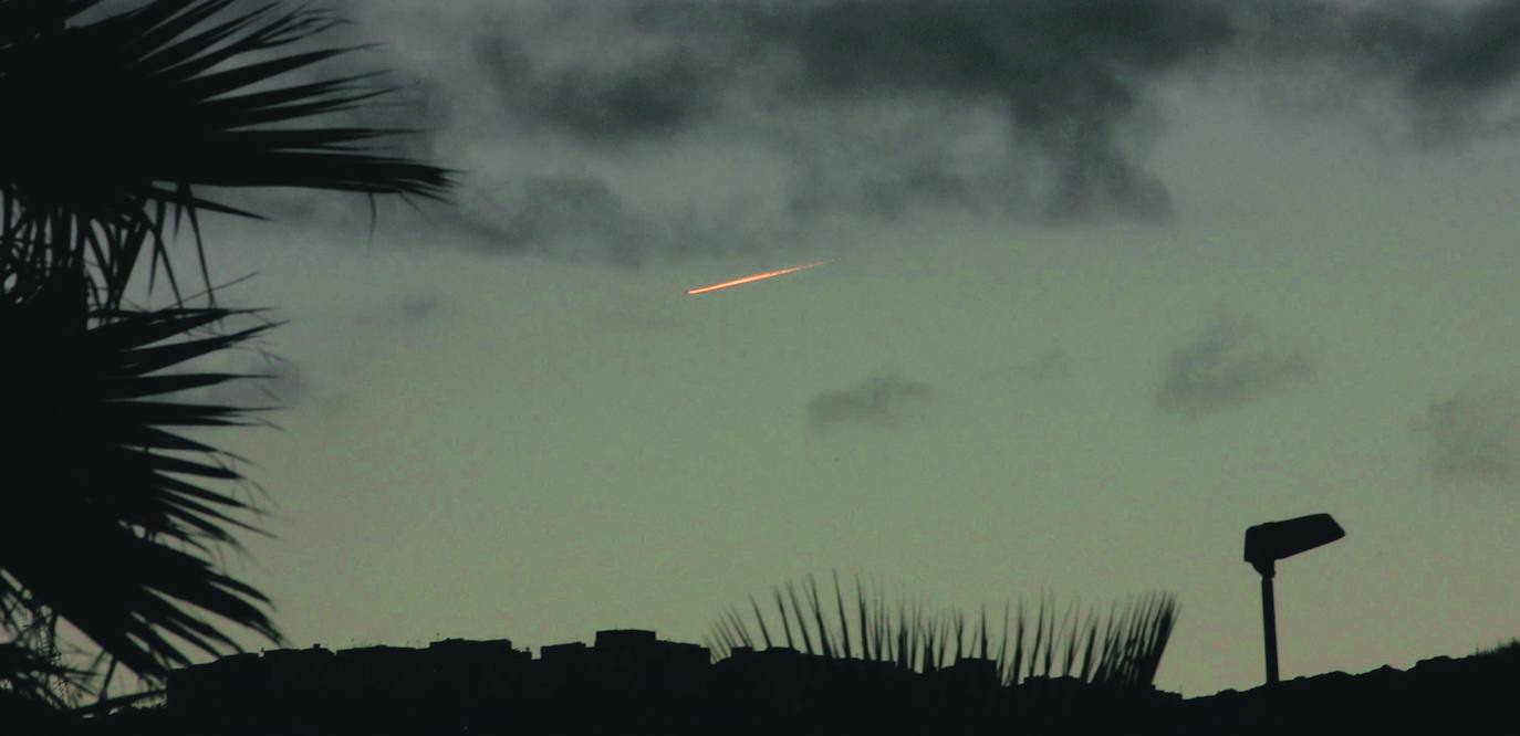 Imagen de un meteorito sobrevolando la capital grancanaria en 2011. /c7
