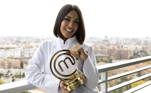 Lorena Castell, con su trofeo como ganadora de 'MasterChefe Celebrity'. 