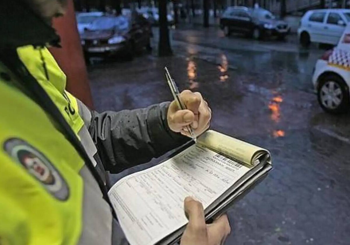 Un agente rellena una multa