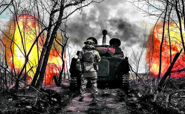 Soldados ucranianos atacan posiciones rusas en la región de Donetsk. 