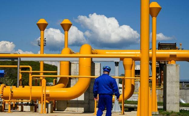 La UE aprueba un tope de 57 euros al petróleo ruso