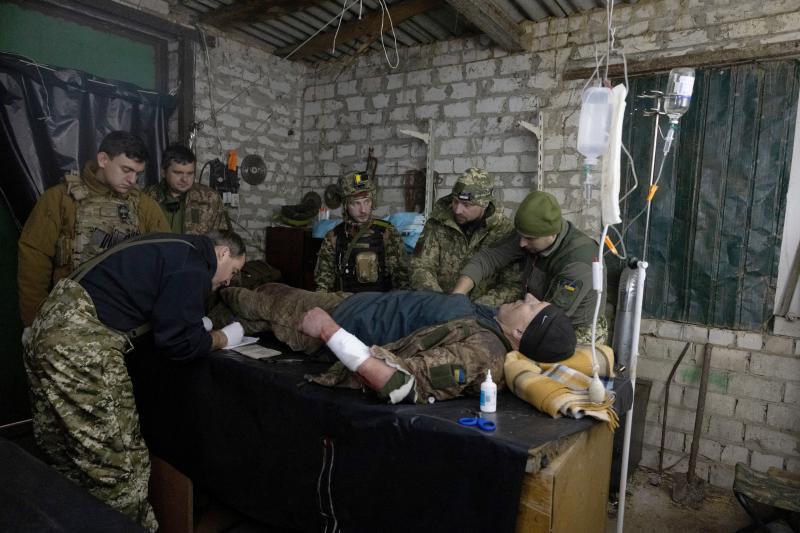 Un equipo médico interviene a un soldado ucraniano herido en Bajmut