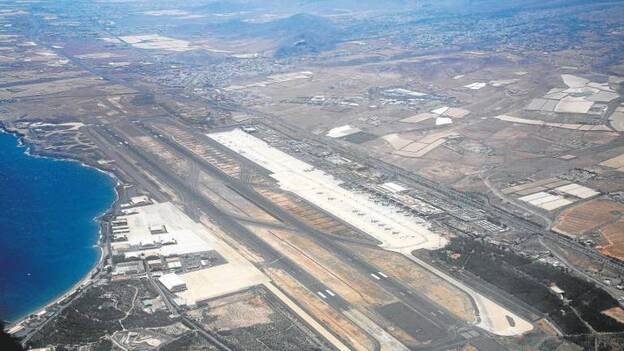 Vista aérea del aeropuerto de Gran Canaria. /c7